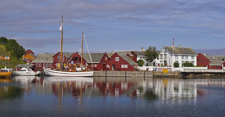 Village portuaire typique avec ses maisons rouges