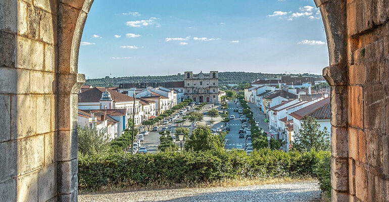 Village portuaire entouré de ses maisons blanches