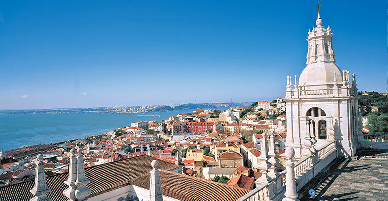 Vue plongeante sur la ville de Lisbonne et ses maisons blanches