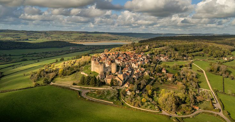 Vue aérinne de la ville de Chateaneuf en Auxois entouré de verdure