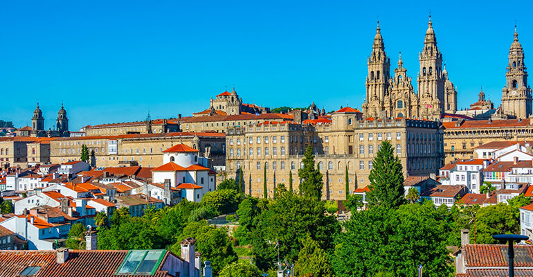 Vue panoramique sur les toits et la cathédrale de Saint Jacques de Compostelle