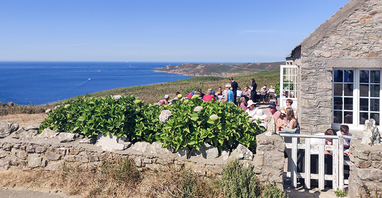 Restaurant entouré d'hortensias avec vue sur la côte normande
