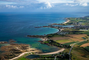 Vue aerienne sur les paysage du Cotentin entre campagne verte et cote aux eaux turquoises