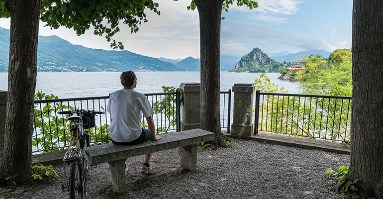 Un cycliste se repose en regardant le Lac Majeure
