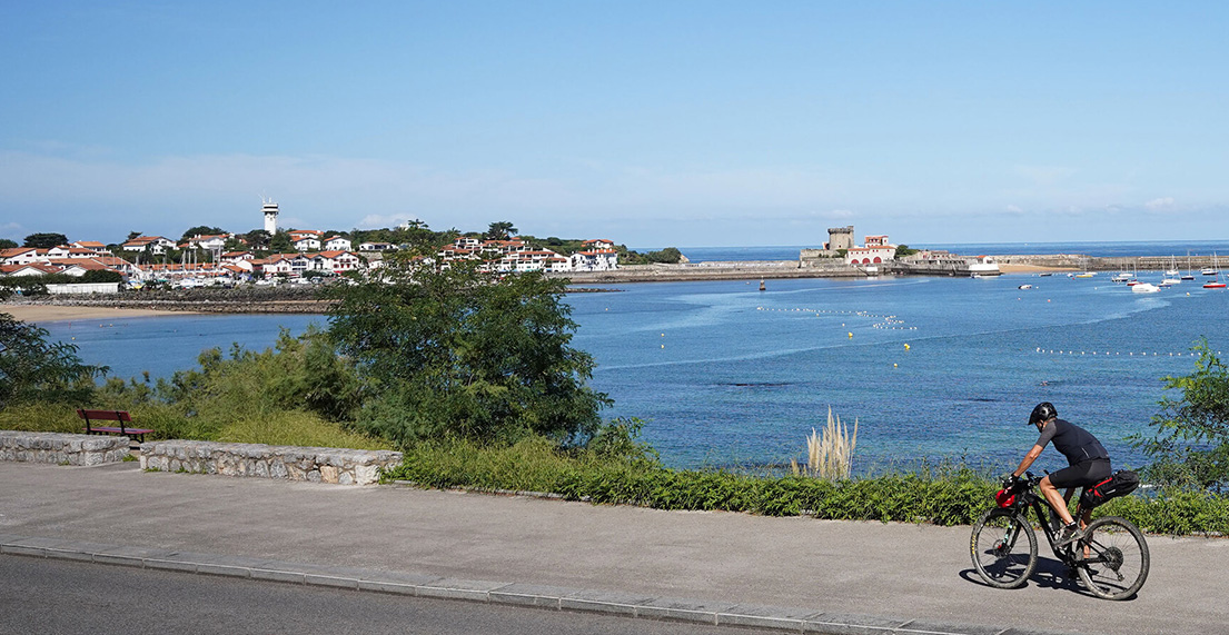 Un cycliste longe la cote