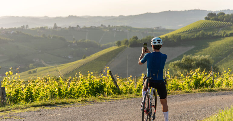 Un cycliste prend en photo les vignes du piemont
