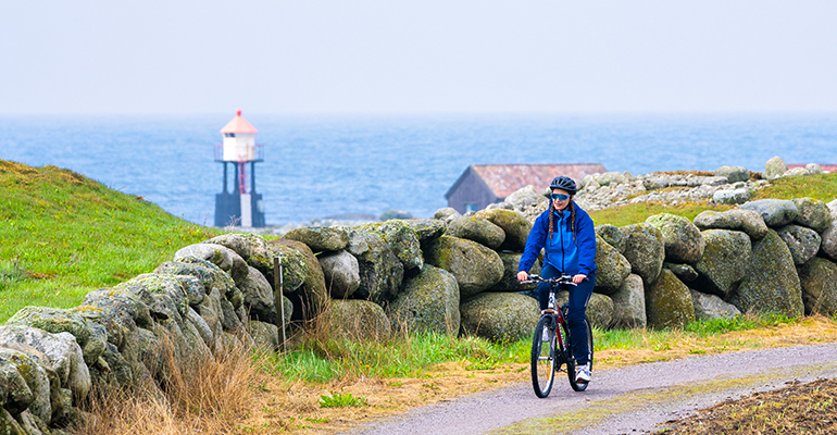 Une cycliste roule le long de le côte