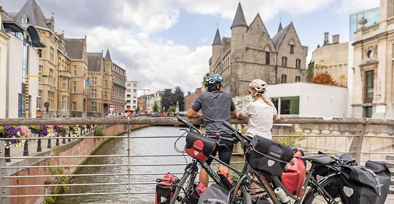 Deux cycliste sur un pont admirent la ville