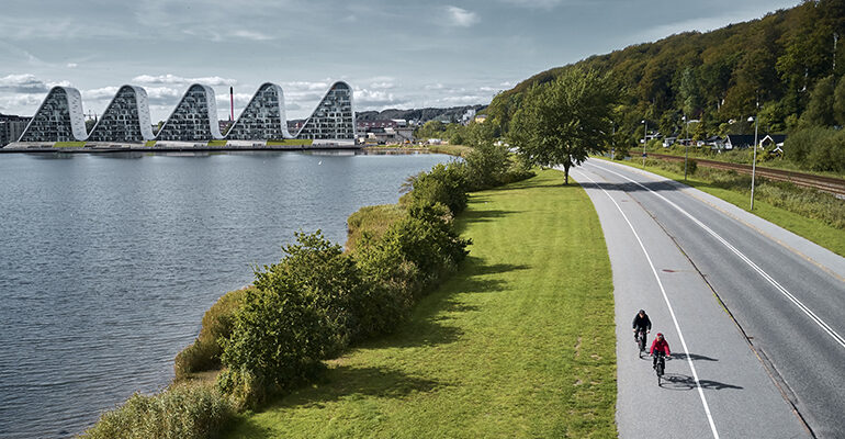 Deux cycliste roulent sur une piste cyclable