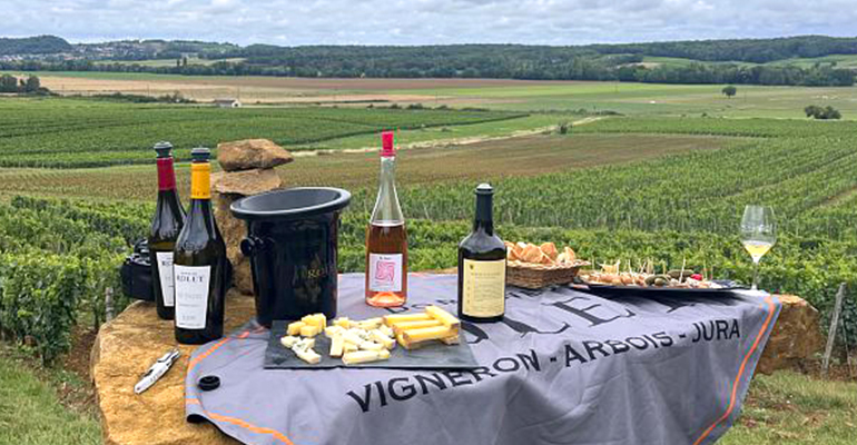 Une table de dégustation de spécialités vins et fromages