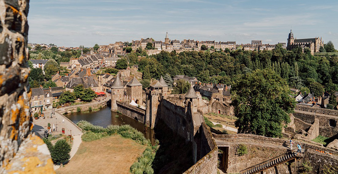 Vue aérienne sur la ville de Fougères et son château