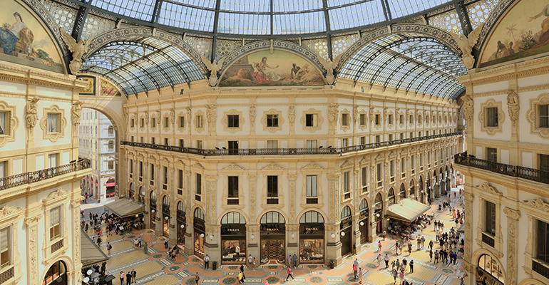 Vue plongeante sur l'intérieur de la majestueuse galerie Vittorio Emanuele II à Milan