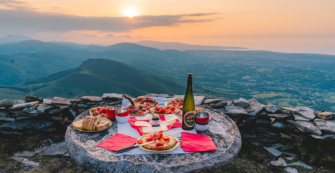 Une table remplis de spécialités locales