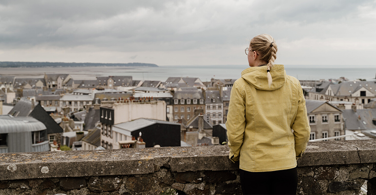Une femme sur les remparts de la ville de Granville