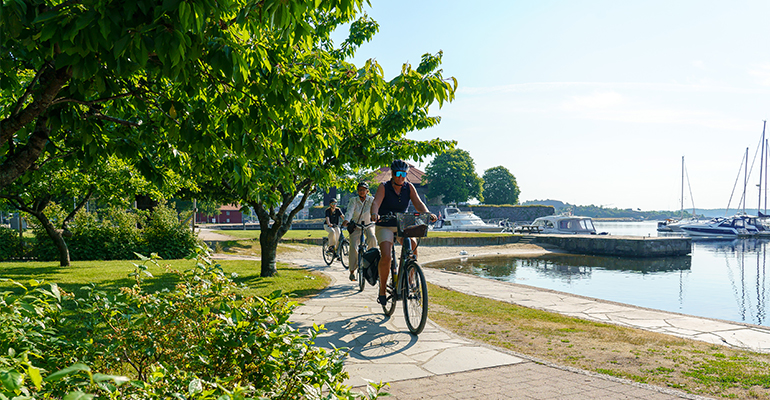 Un groupe de cycliste roule le long d'un port