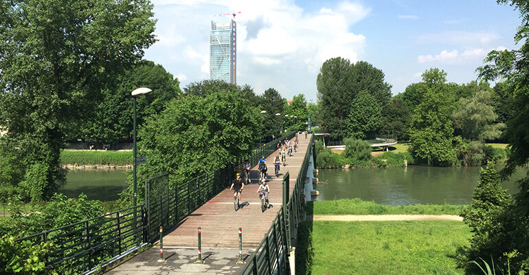 Un groupe de cyclistes traverse une passerelle en bois