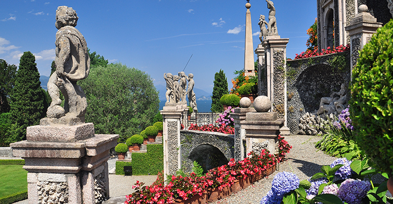 Statues et fleures des jardins Italiens