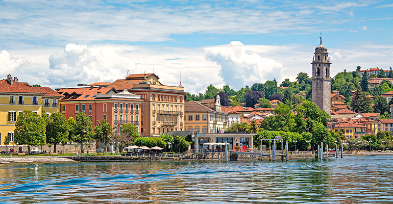 Les bâtiments luxueux et colorés du Lac Majeur