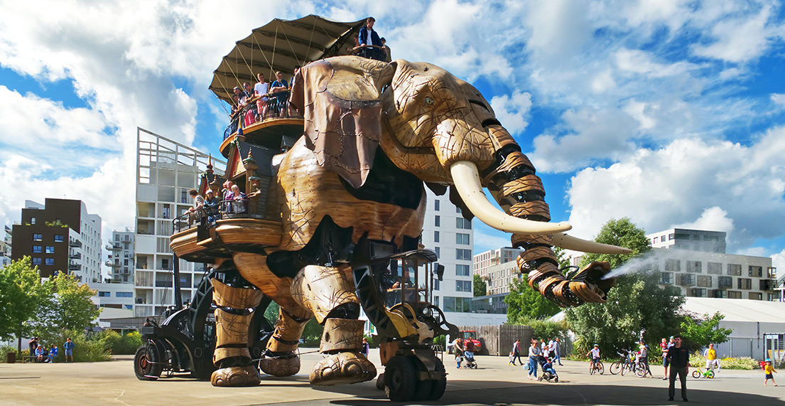 L'éléphant de la machine de Nantes avec des visiteurs sur son dos