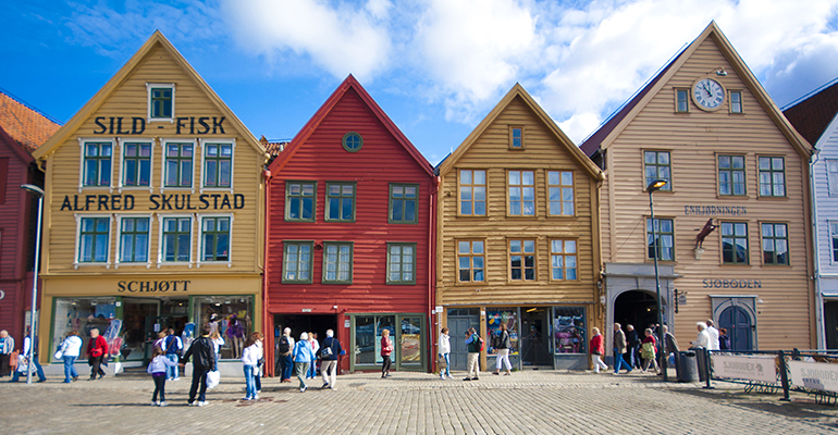 Rue de grandes maisons colorées