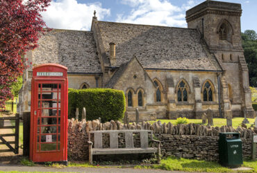 Une cabine téléphonique londonienne rouge en campagne