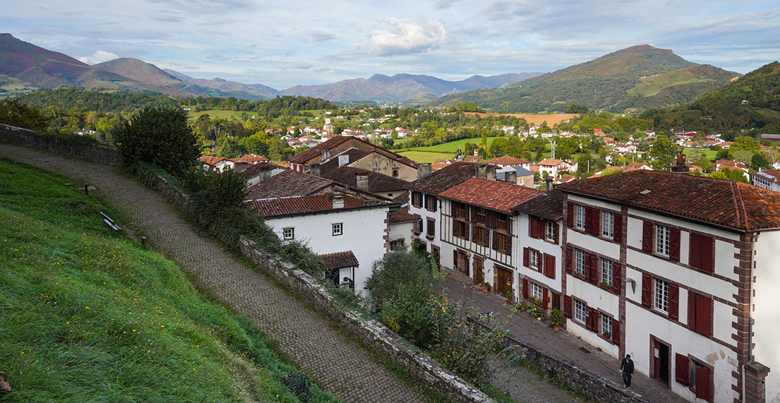 Vue sur les toits rouges de Saint Jean Pied de Porc