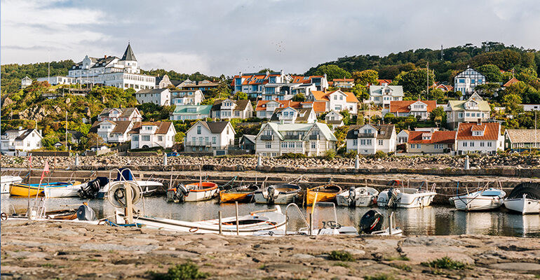 Village coloré surplombant un petit port de pêche