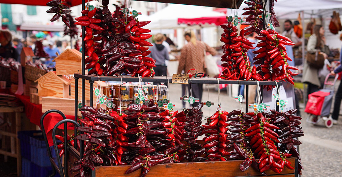 Un étale de marché rempli de piments d'Espelette