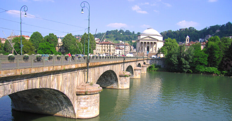Le pond en pierre menant à Turin