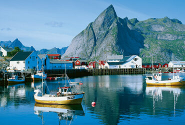Bateaux et village de pêche entre fjord et montagne