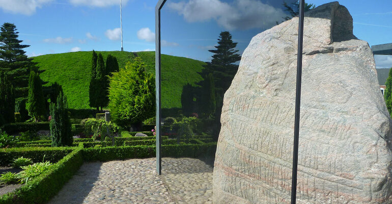 Pierre gravée d'une ancienne écriture viking