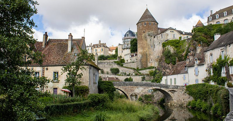 Canal de Bourgogne traversant un village médiéval