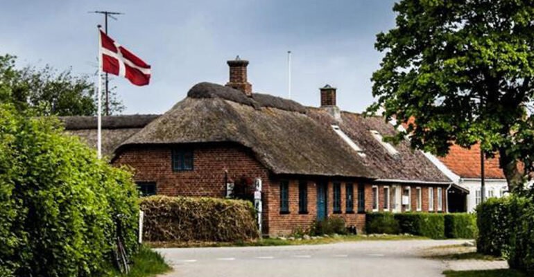 Village Danois avec une maison en toit de chaume