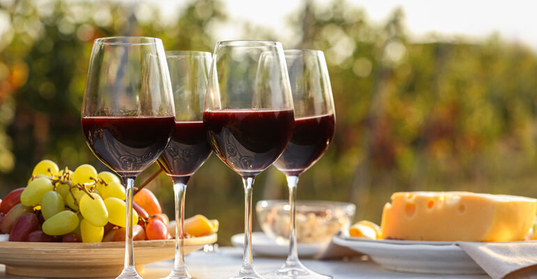 Des verres de vins rouge servi en compagnie de fromages