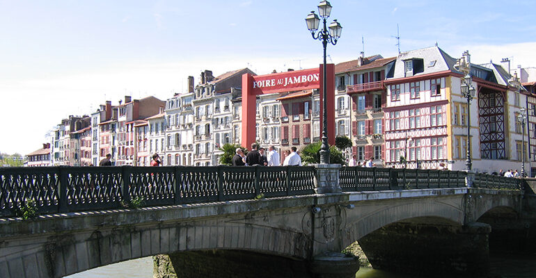 Un pont menant à la ville de Bayonne et ses maisons à pans de bois colorées
