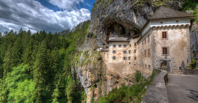 Le chateau de Predjama incrusté dans la roche
