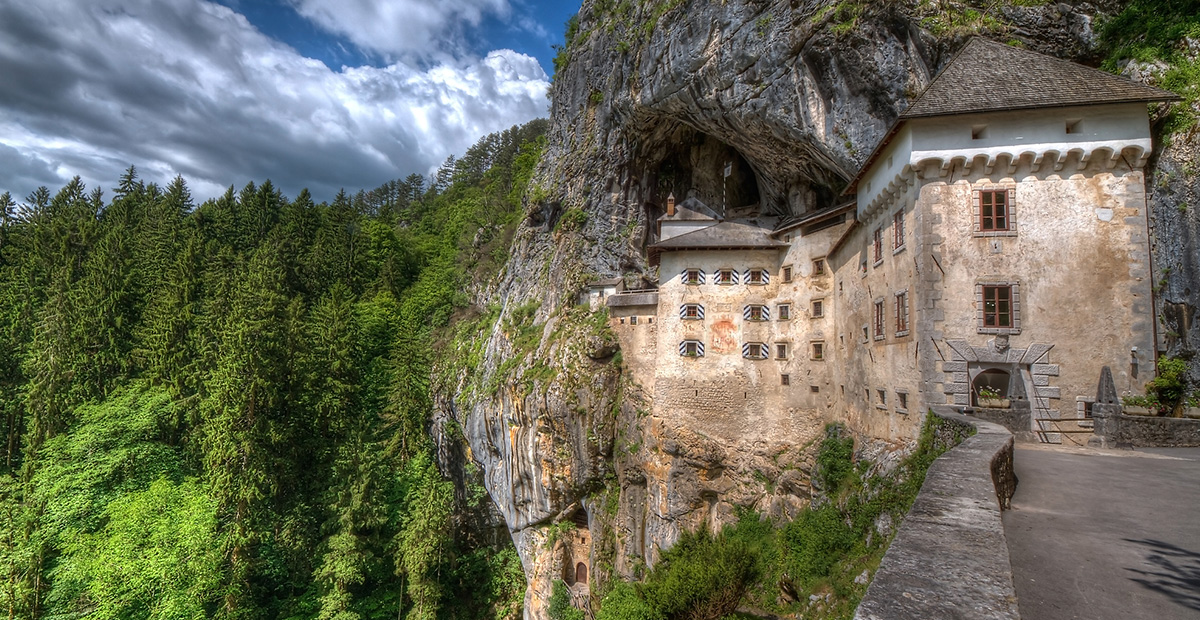 Le chateau de Predjama incrusté dans la roche
