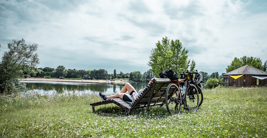 Des cyclistes font une pauses sur un banc et admire les bords de loire