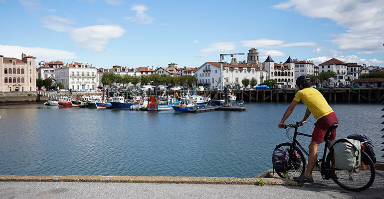 Un cycliste regarde le port de Saint-Jean-de-luz
