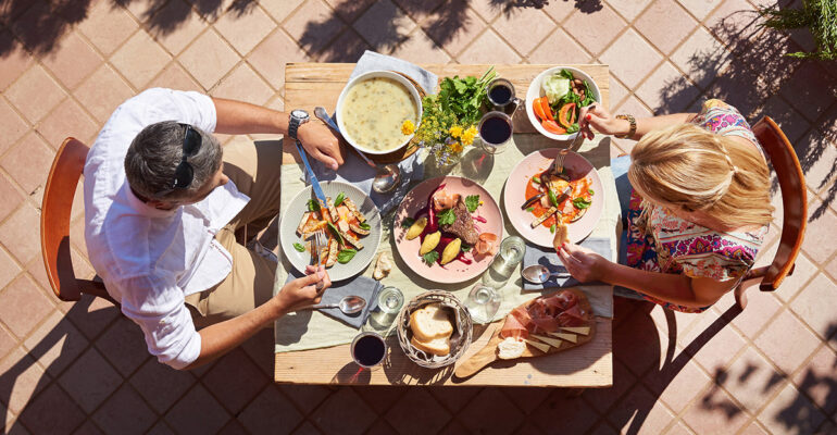 Un couple déguste les spécialités gastronomiques de la Slovénie