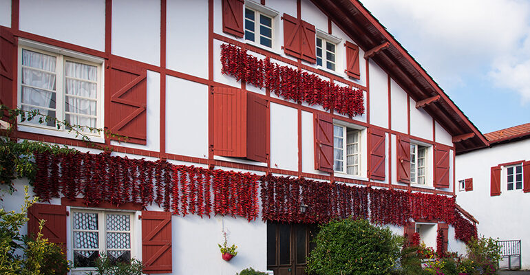 Une maison typique basque avec ses piments à sécher
