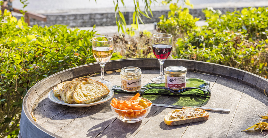 Une table avec du vin est des rillettes toastees