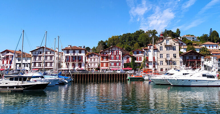 Port avec des maisons rouges et blanches