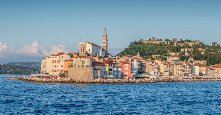 Ville de Tiran au bord de la Méditerranée