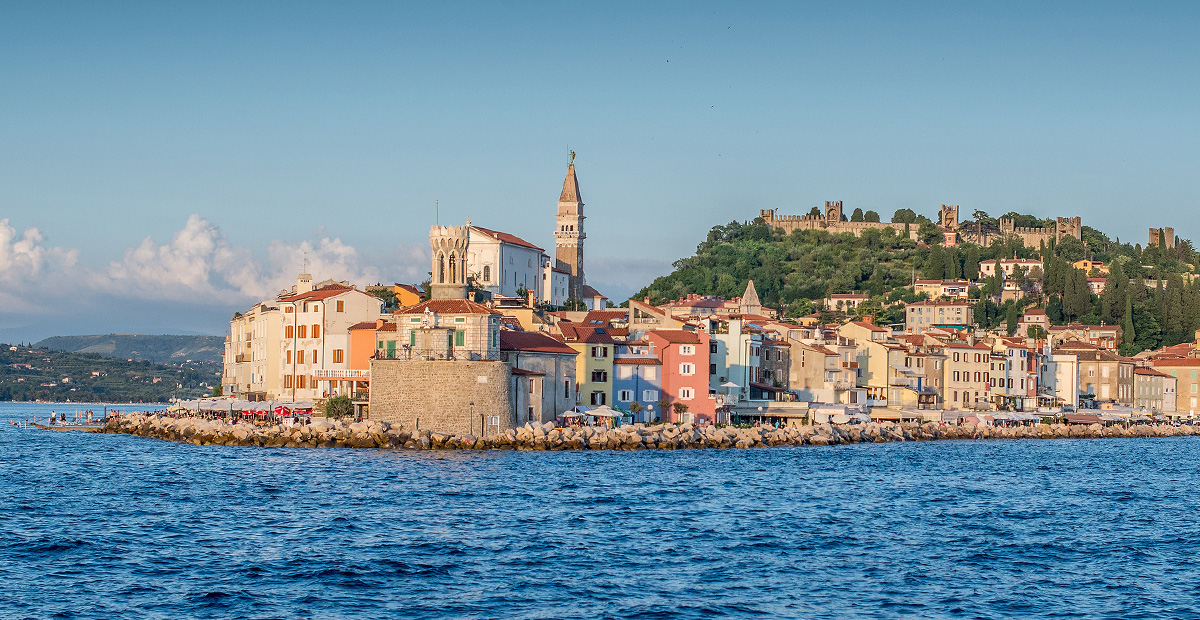 Ville de Tiran au bord de la Méditerranée