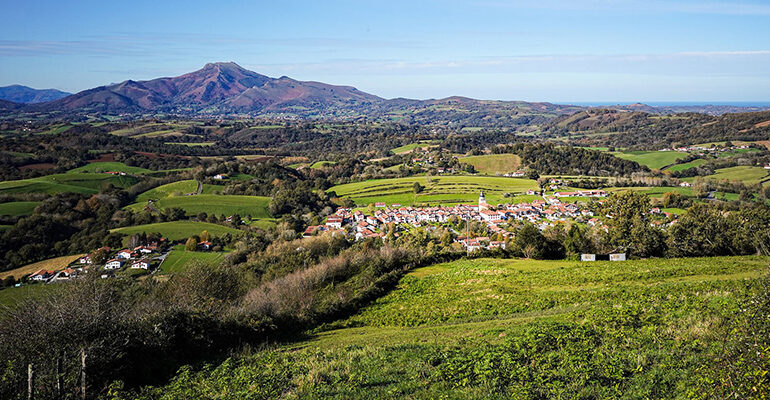 Village Basque au milieu de la vallée et des montagnes