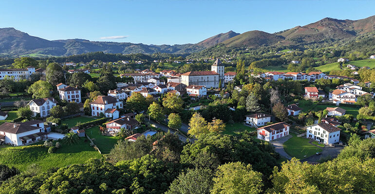 Village Basque au milieu de la vallée et des montagnes