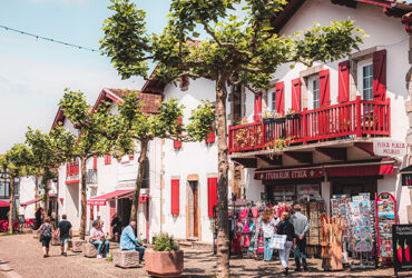Rue d'Espelette et ses maisons rouges et blanches