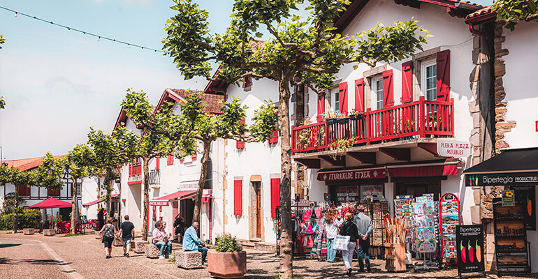 Rue d'Espelette et ses maisons rouges et blanches