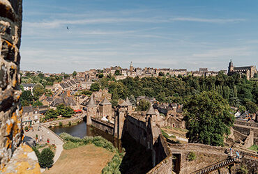 Vue panoramique de la ville médiévale de Fougères et son château